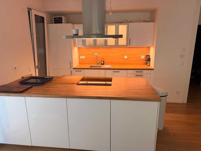 MODERNE 3 ZIMMER AM SEE MIT EINBAUKÜCHE I Terrasse u. Garten sowie Gäste-WC und Wannenbad